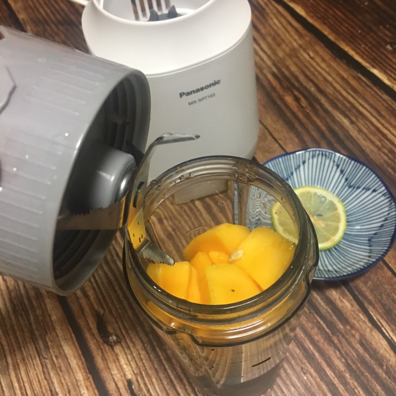 營養隨時帶著走Panasonic MX-XPT102 輕巧隨行果汁機 趴兔 (已停售)