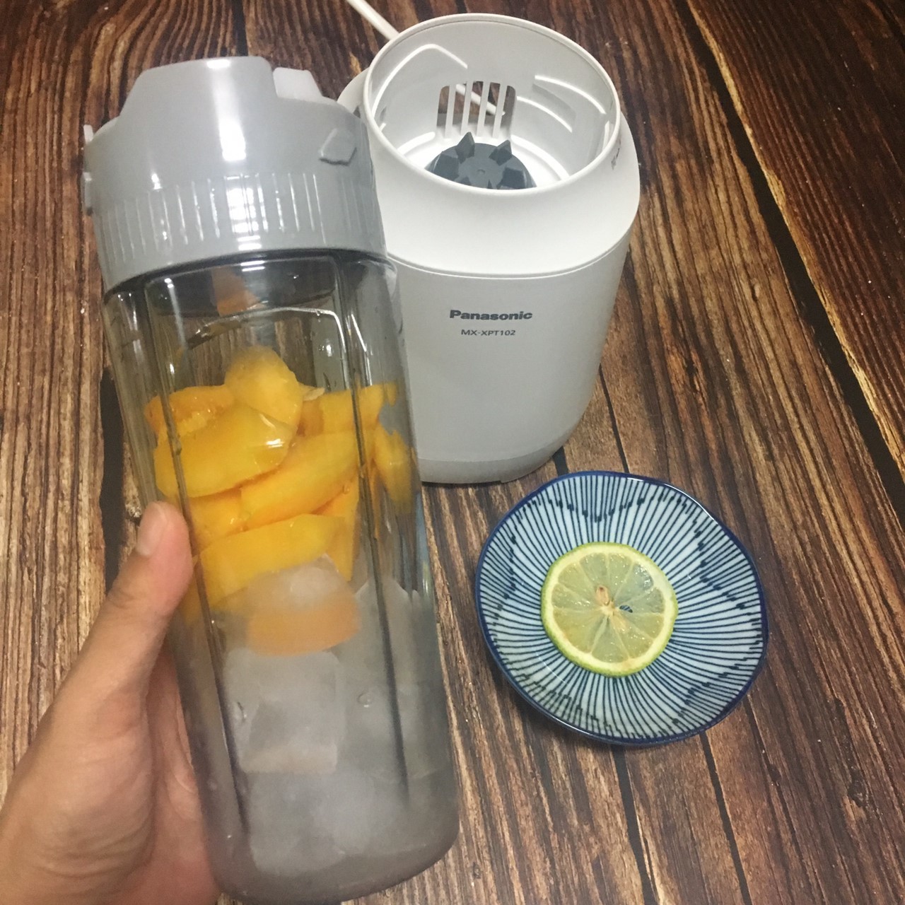 營養隨時帶著走Panasonic MX-XPT102 輕巧隨行果汁機 趴兔 (已停售)